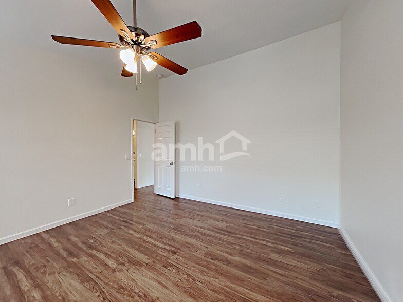 Building Photo - 3033 W Quail Ave