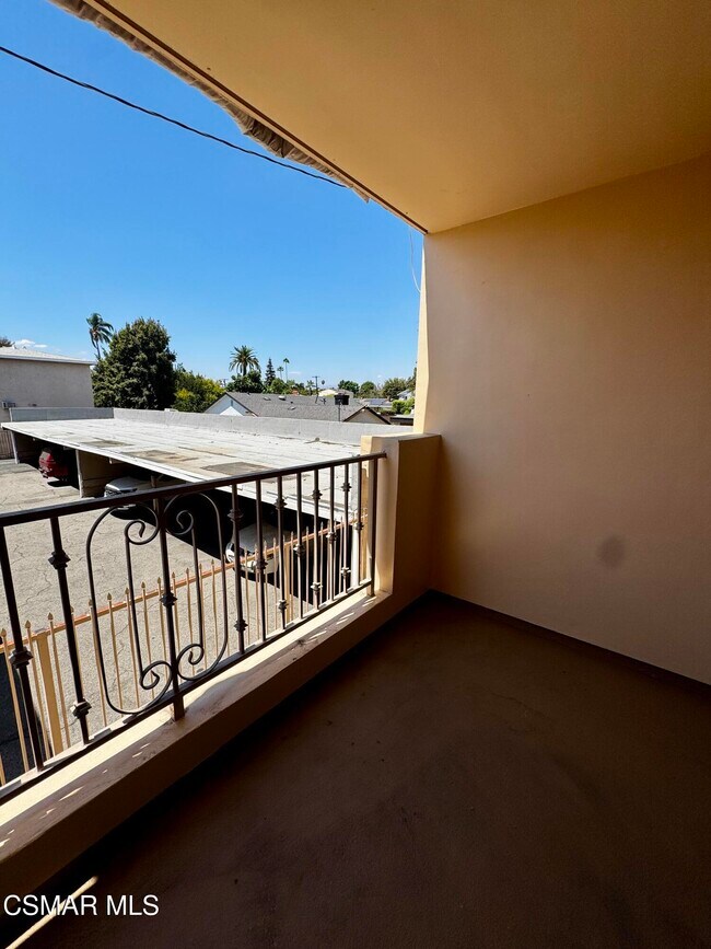 Building Photo - 13525 Vanowen St