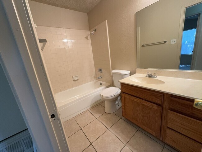 Building Photo - 2208 Hemlock Dr