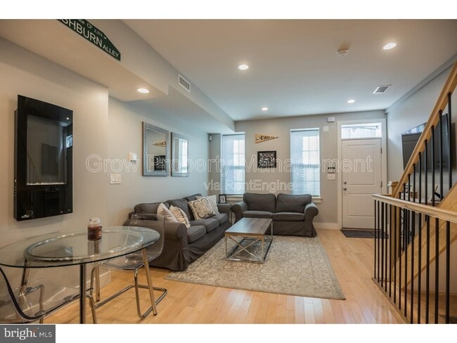 Building Photo - 533 Manton St