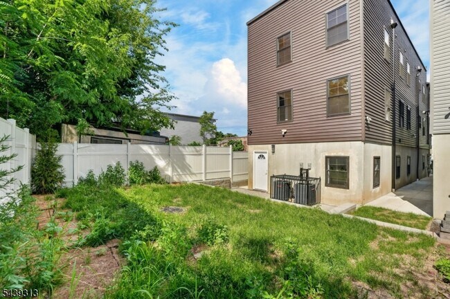 Building Photo - 747 S 11th St