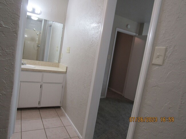 Building Photo - Very nice townhome located in the Heritage...