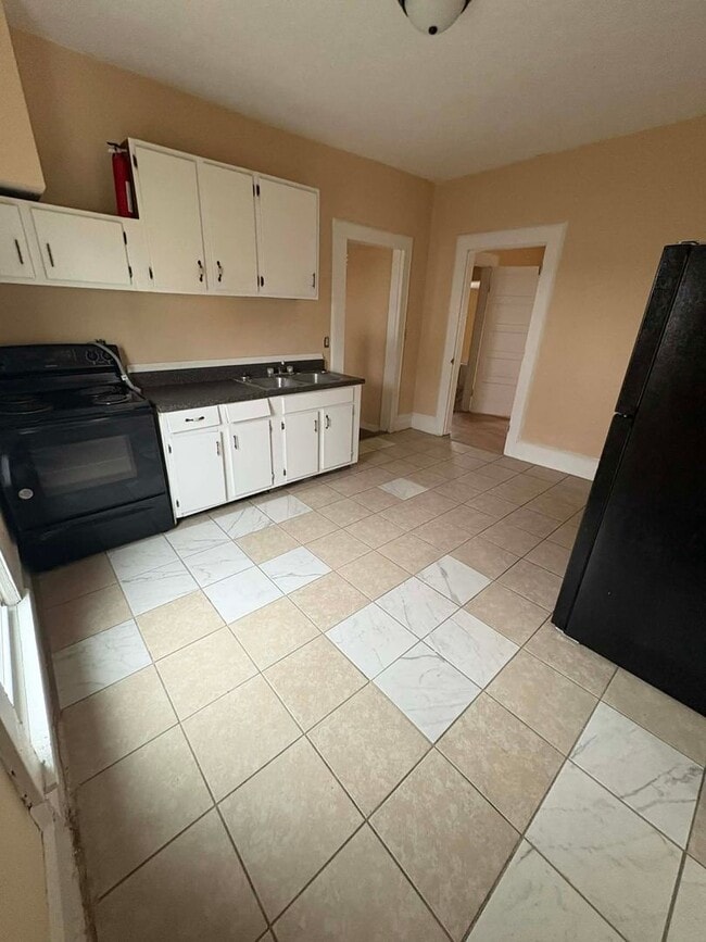 Building Photo - Cozy City Home!