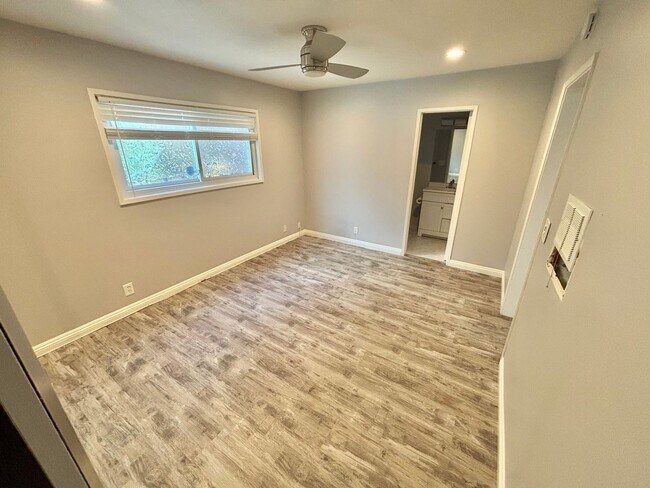 Building Photo - Renovated 1 Bedroom, Walk to Beach, W/D