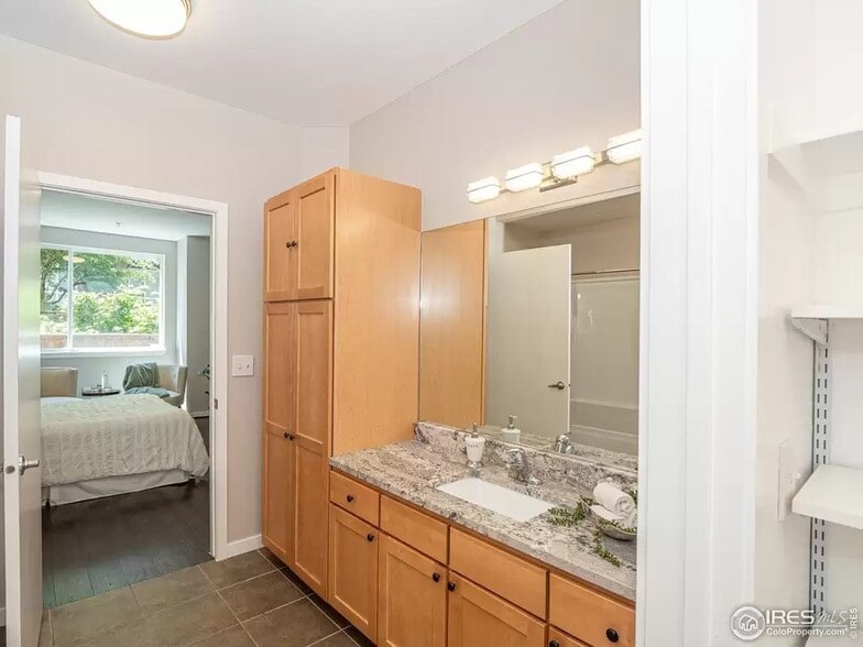 Master bath - 2850 E College Ave