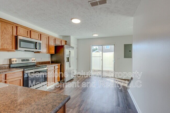 Building Photo - 1303 Vermont Ct