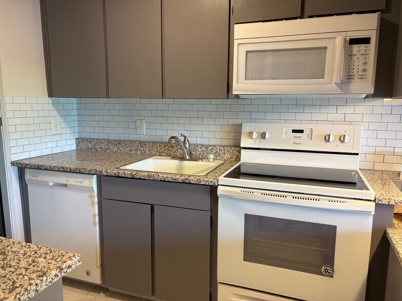 Building Photo - 158 Kern St