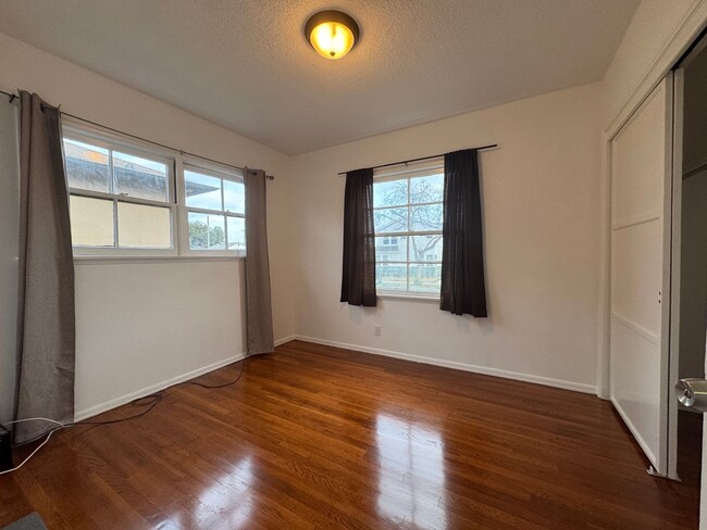 Building Photo - Beautiful 3bd 2ba