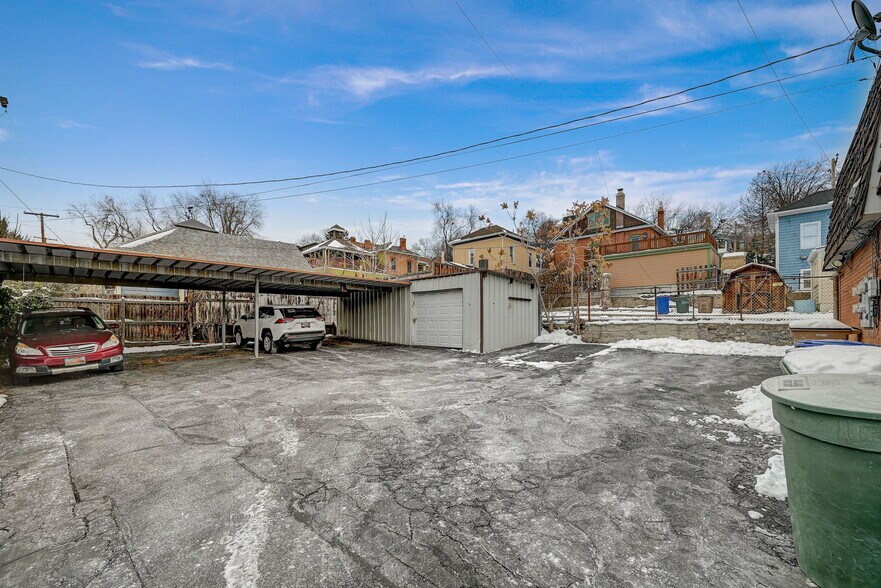 Parking Area & White Garage for Rent - 158 W 300 N