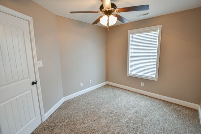 Building Photo - Pet Friendly Three Bedroom!