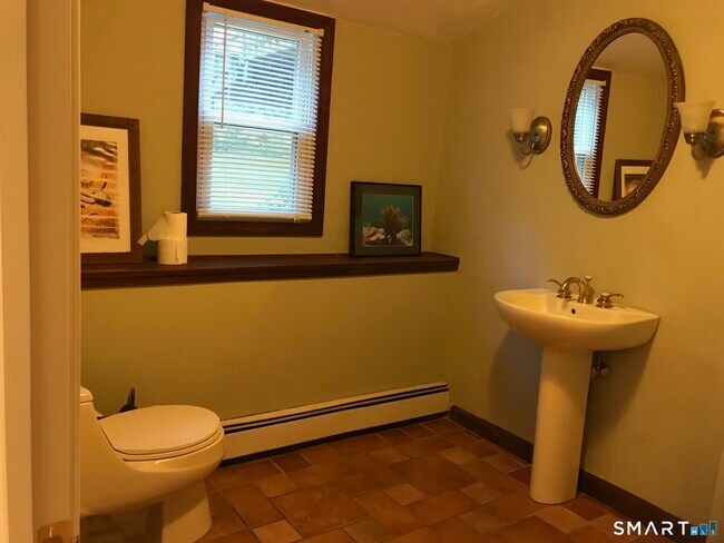 Building Photo - 15 Oak Hill Dr
