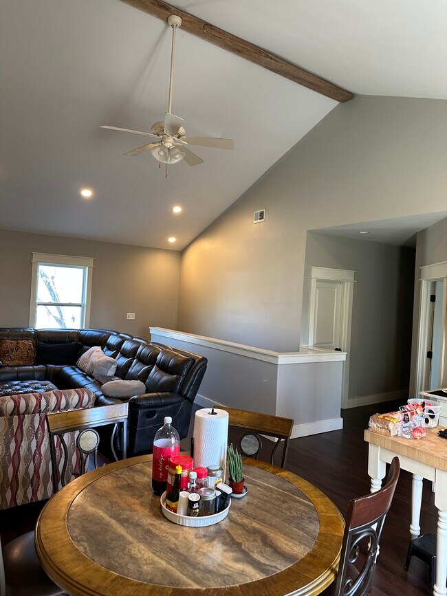 Building Photo - 1565 Bluebird Ln