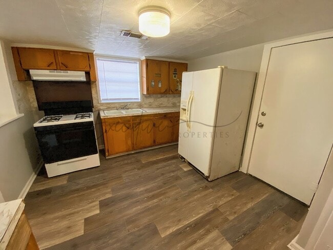 Building Photo - Simple & Comfortable 2 Bedroom Home in Iowa, LA with Large Yard & Shed