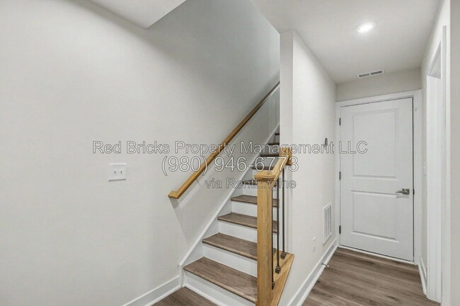 Building Photo - 1007 Simcoe Ln
