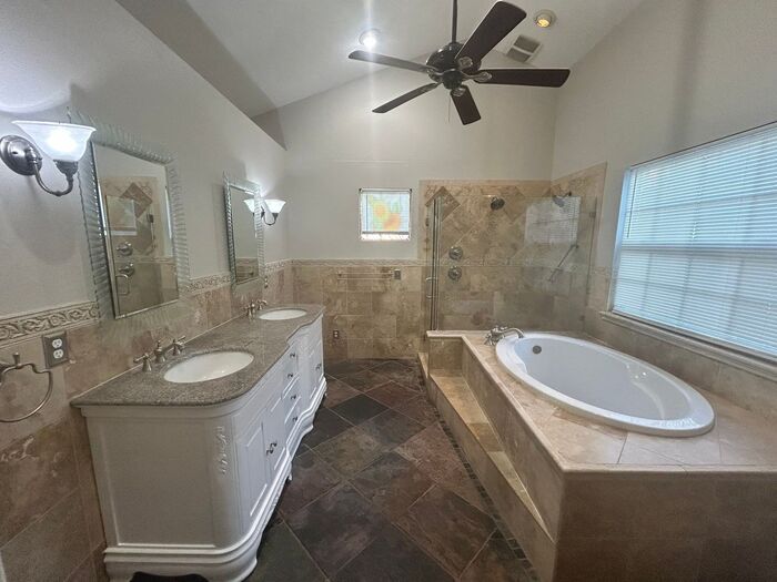 Building Photo - 404 Belmont St