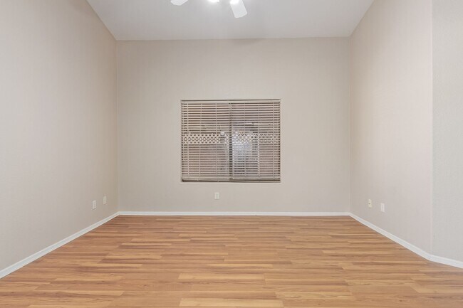 Building Photo - New Listing in Surprise