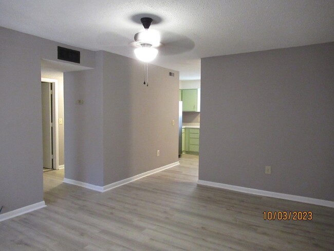 Building Photo - Willow Run- 2 bedroom/2 bath downstairs Ap...