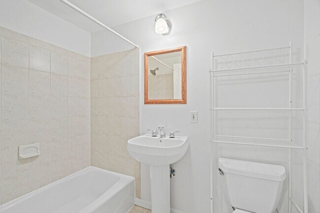 Building Photo - 2 Bedroom Beauty in Bloomingdale! Pets Wel...