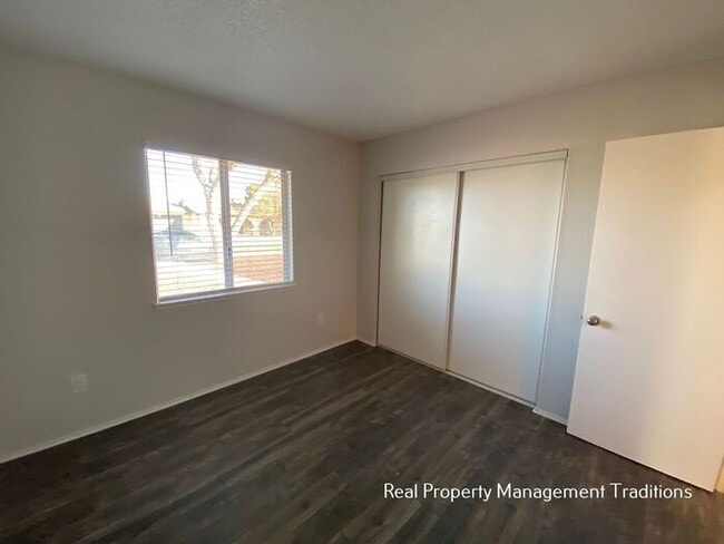 Building Photo - Lake Los Angeles 3 + 2 with HUGE yard!