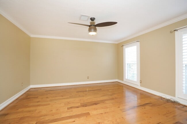 Building Photo - 722 Crossroads Dr