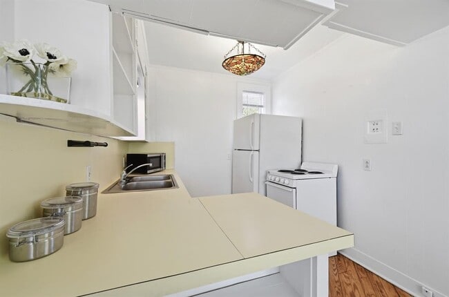 Building Photo - 1403 Windsor Rd