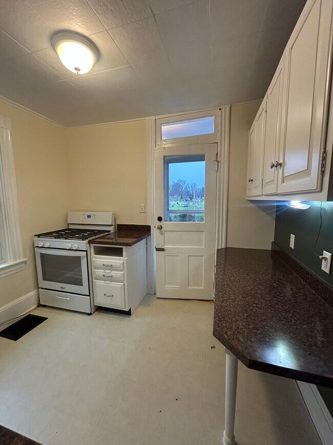 Building Photo - 556 N Plum St