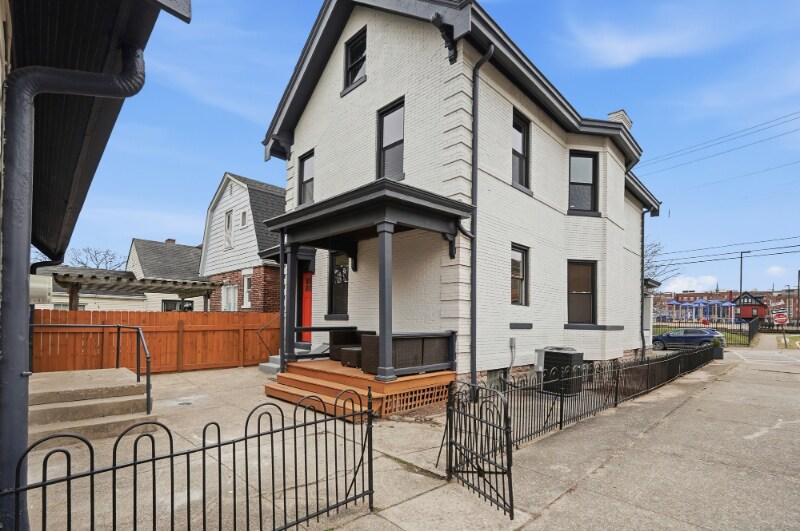 Building Photo - 402 E 18th St