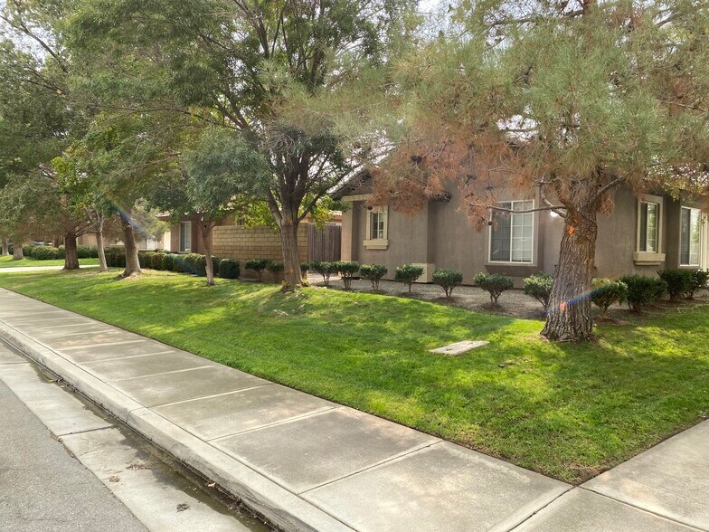 Curbside #2 - 725 Greenwood Meadow Ln