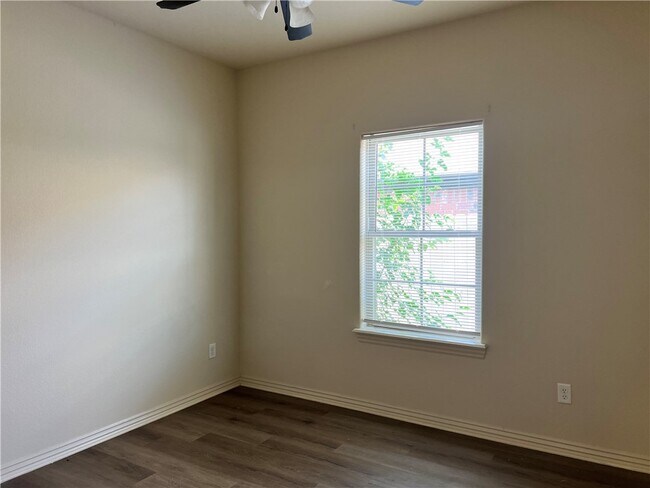 Building Photo - 930 Kensington Dr