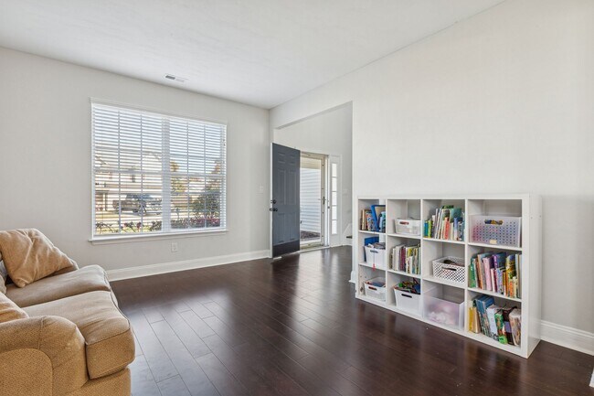 Building Photo - Bright, Clean & Convenient - Perfect 4 Bedroom Home in Chesapeake