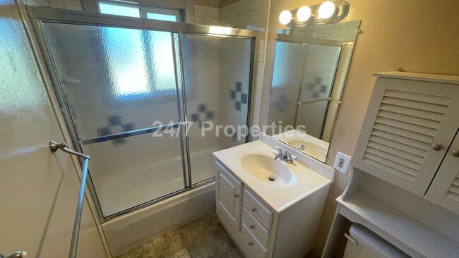 Building Photo - Charming 2 BD | 1 BA Home w/ Large Backyar...