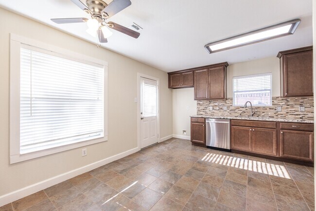 Building Photo - 14335 Pelican Marsh Dr