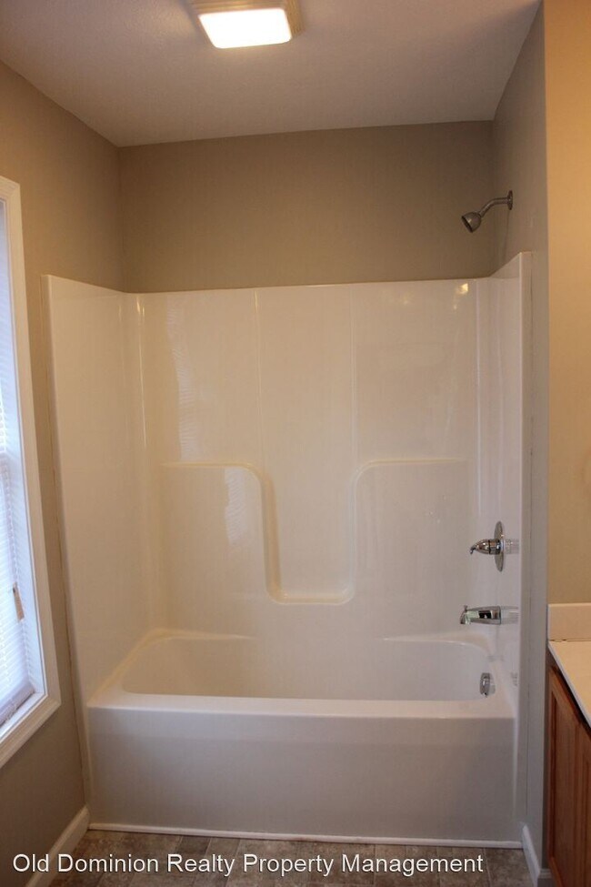 Building Photo - 3 br, 2.5 bath House - 425 Leslie Court