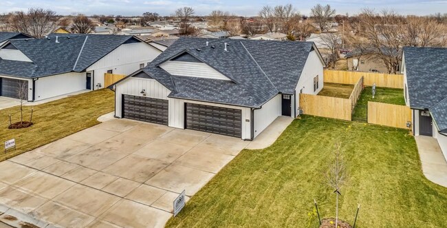 Building Photo - Don't Miss Out on this beautiful Duplex!