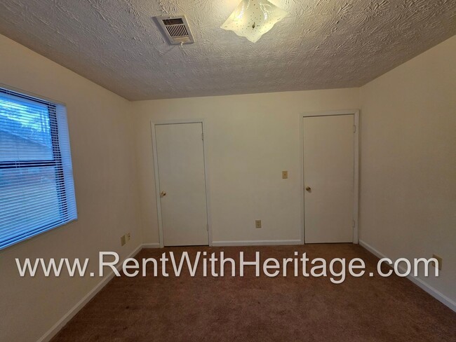 Building Photo - COME SEE THIS FANTASTIC 2 BEDROOM 2 BATH DUPLEX!