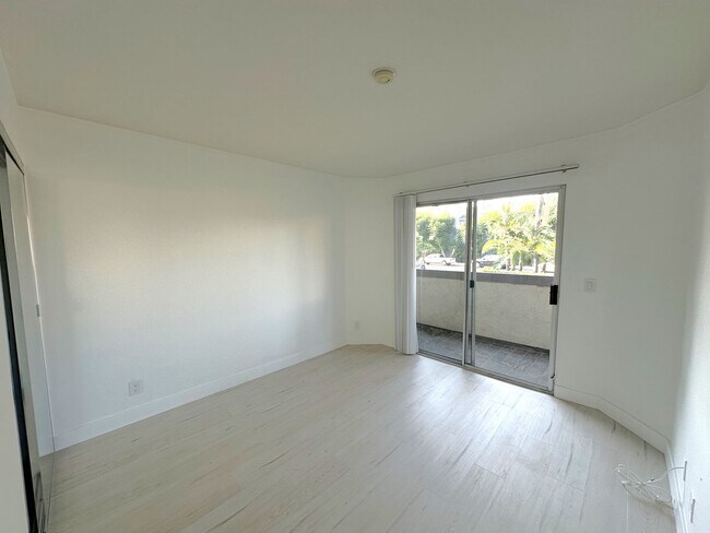 Building Photo - Beautiful 2-Bed, 2-Bath Winnetka Condo – S...