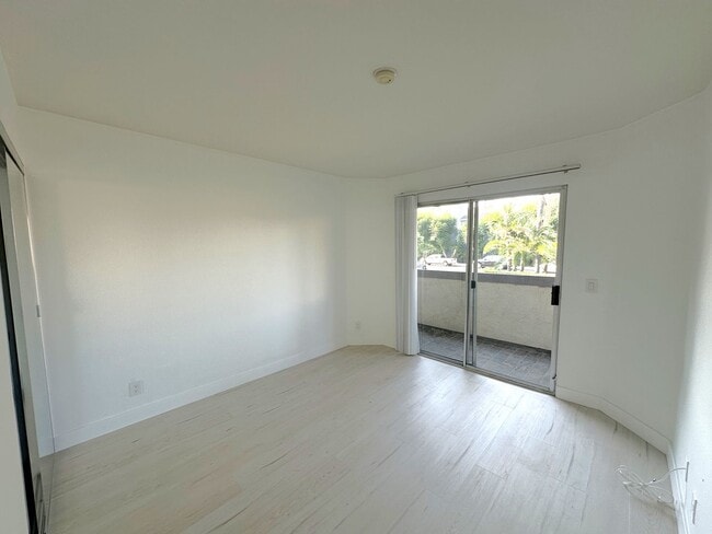 Building Photo - Beautiful 2-Bed, 2-Bath Winnetka Condo – Spacious, Updated & Move-In Ready