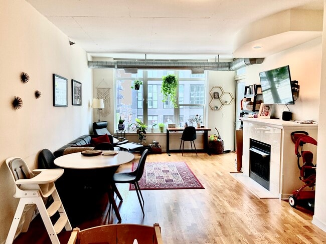 Building Photo - 909 W Washington Blvd