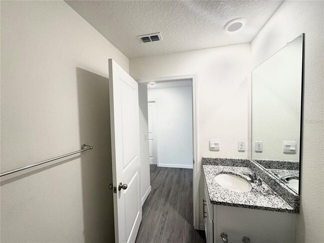 Building Photo - 36015 Sunflower Hl Dr