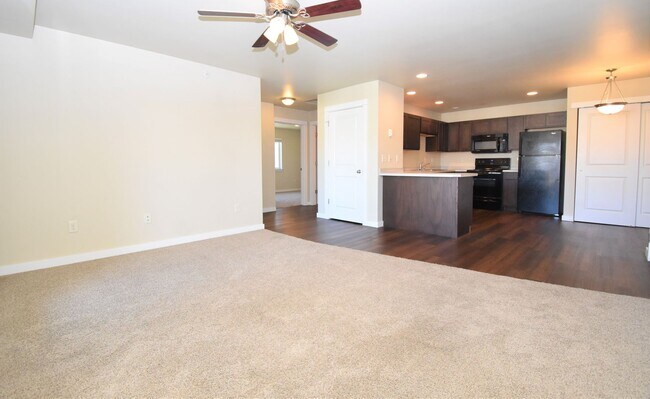 Building Photo - Beautiful Baxter Springs Condo with detach...