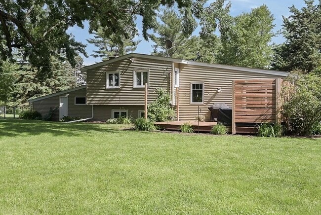 Building Photo - 2820 Overlook Dr