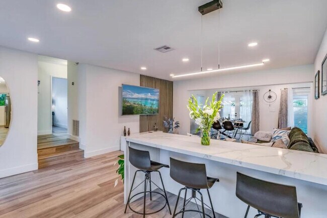 Building Photo - 834 SW 14th Ct