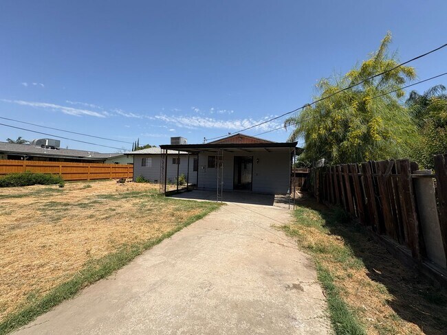 Building Photo - Updated Interior home in Dinuba near Shopp...
