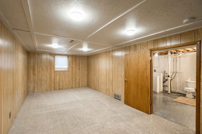 Building Photo - 106 NE Grant St