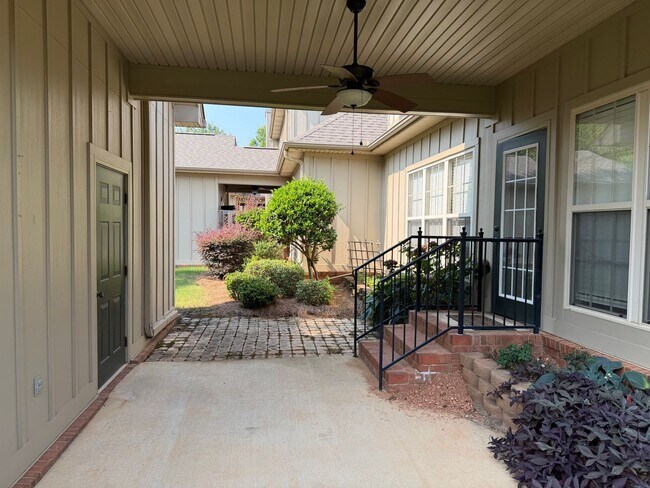 Building Photo - Cozy Condo in Gardens at Gatewood!