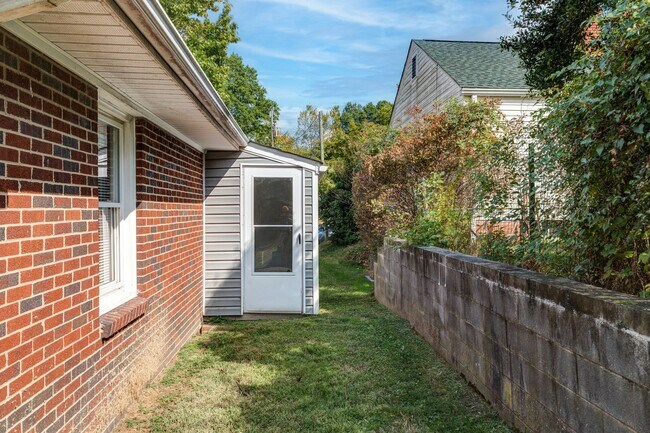 Building Photo - 508 Mayflower Dr