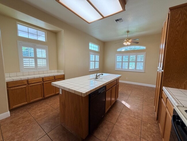 Building Photo - 710 Foothill St