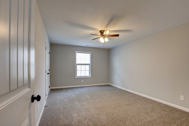 Building Photo - Sharp 4 bedroom HUGE house off exit 1 of I 24