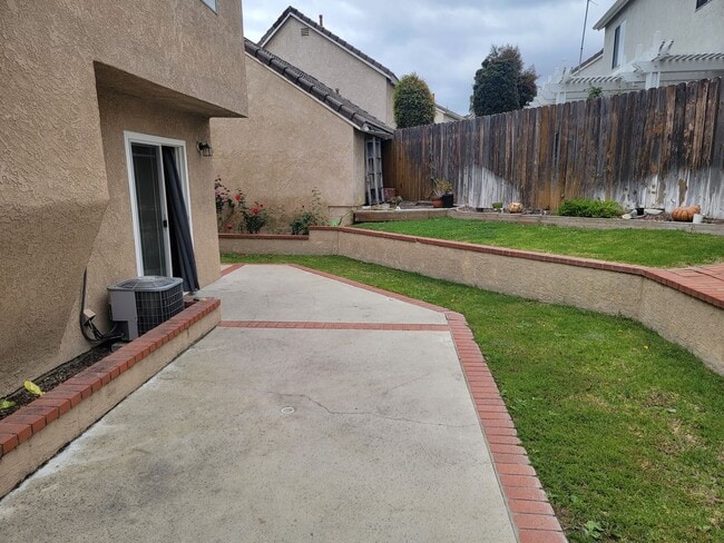 Building Photo - 4 bedrooms