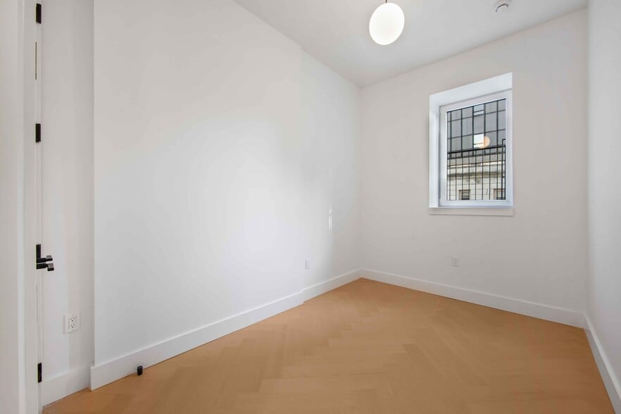 Building Photo - 321 E 17th St